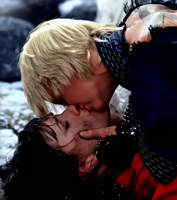 Xena Warrior Princess - Image of Xena and Gabrielle kissing